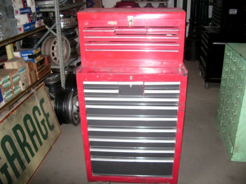 Medium rolling red tool box