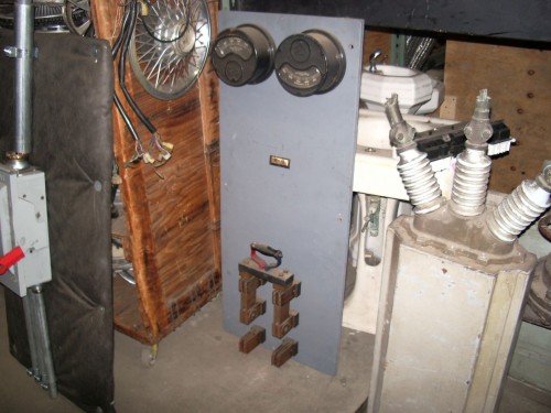Metal throw switch