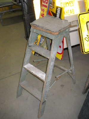 4ft Vintage Wooden Step Ladder With Rubber Top
